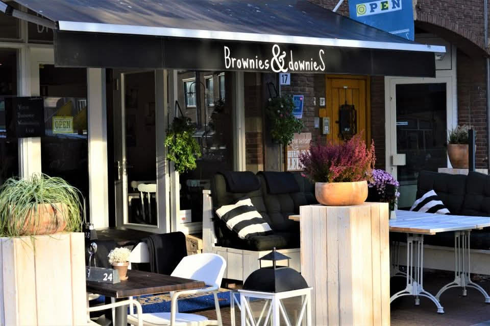 Gevel van Brownies en Downies in Wageningen, een koffiebar en lunchroom waar mensen met een afstand tot de arbeidsmarkt werken